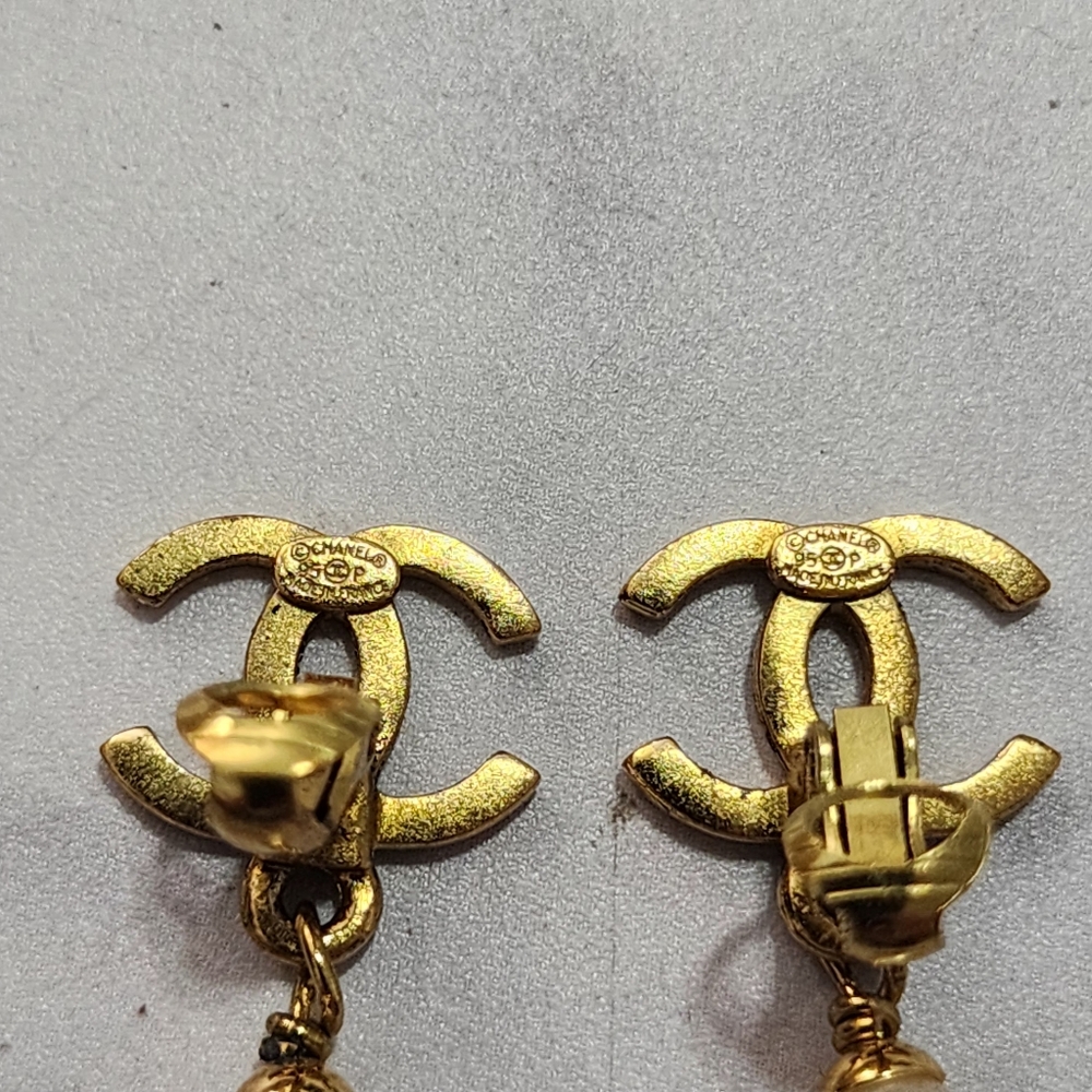 BS 279 Authentic Vintage Chanel CC Logo With Faux Pearl Clip On Earring - Picture 6 of 9